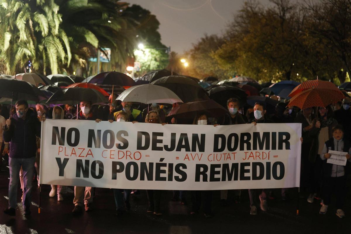 Protesta de vecinos de Honduras y El Cedro contra los locales de ocio.