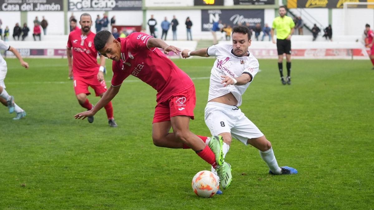 Lance del pasado encuentro entre el Pozoblanco y el Ceuta B en el Municipal.