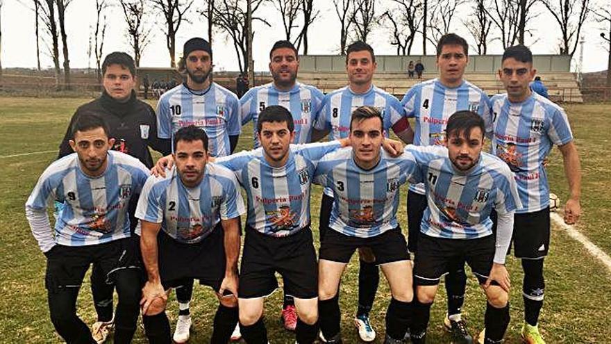 Formación del Racing de Benavente en El Prado (Coreses).