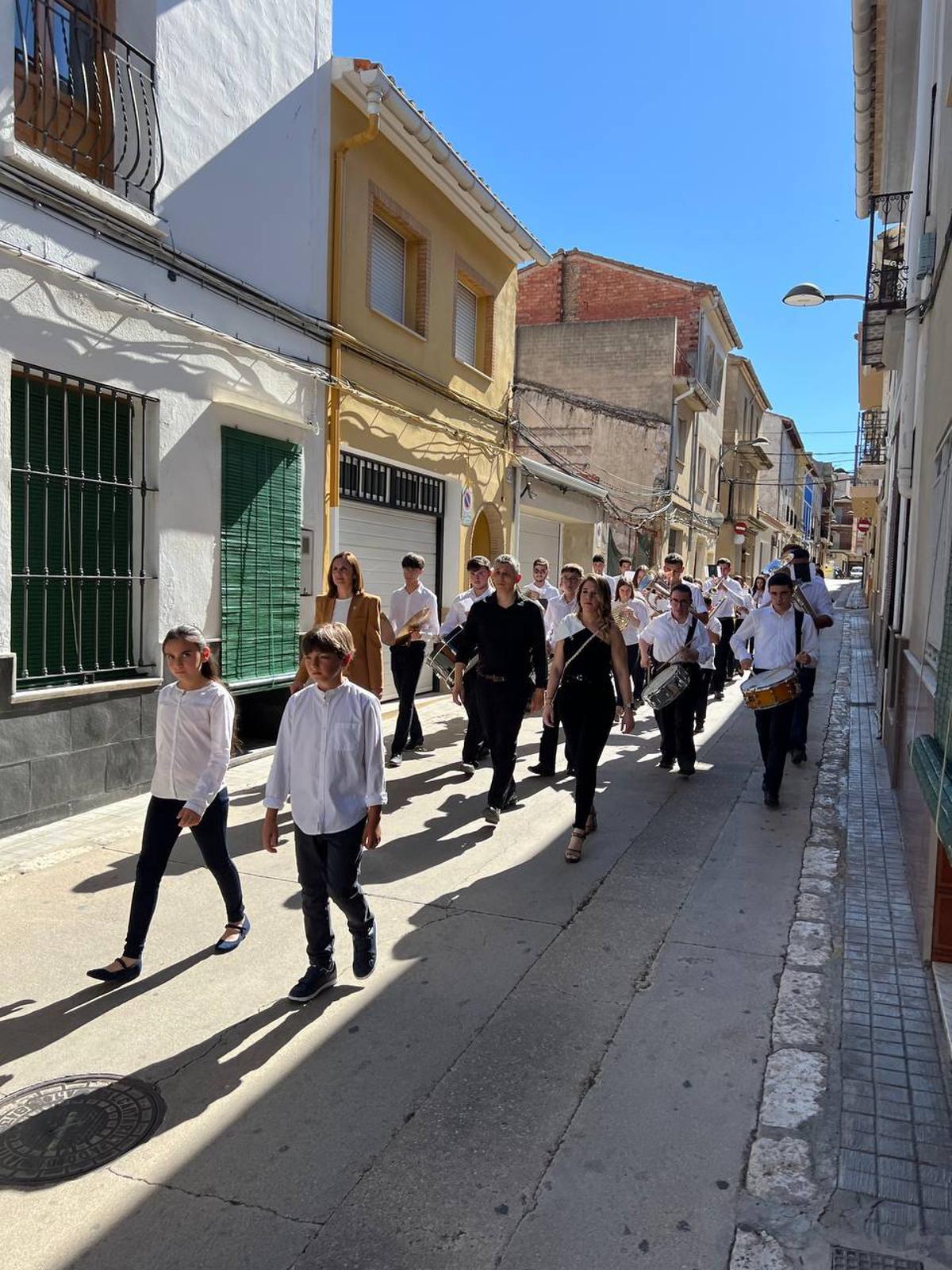 Desfile de las bandas por las calles de la Llosa de Ranes.