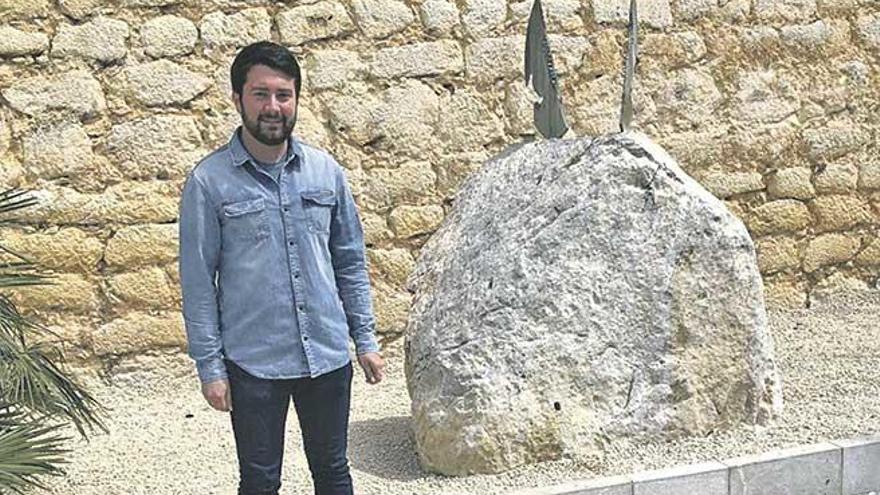 Llorenç Perelló, de Junts Per Alaró, junto a la escultura deteriorada de Enrique Broglia.