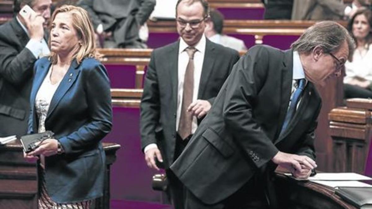 Joana Ortega, Jordi Turull y Artur Mas, este miércoles, 3 de junio, en el Parlament.