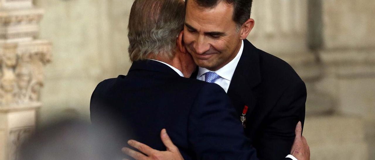 Felipe VI y Juan Carlos I, el 18 de junio de 2014, en el acto en el Palacio Real en el que el rey emérito firmó su última ley: la de su propia abdicación.