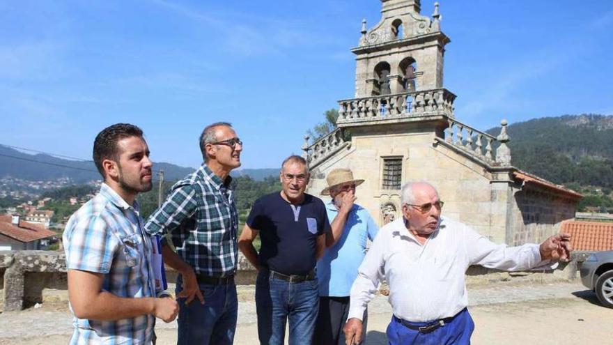 Vecinos de Parada que participan en el estudio charlan con Anxo Rodríguez Lemos y el alcalde. // R. Grobas