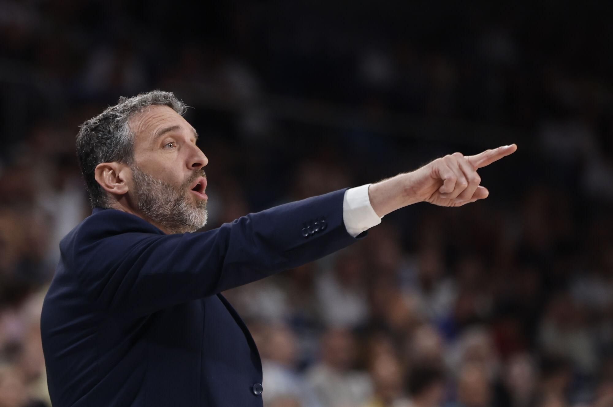 MADRID, 13/06/2025.- El entrenador de Unicaja, Ibon Navarro, durante el segundo partido de la semifinal de la Liga Endesa de baloncesto que Real Madrid y Unicaja disputan este viernes en el Movistar Arena. EFE/Sergio Pérez