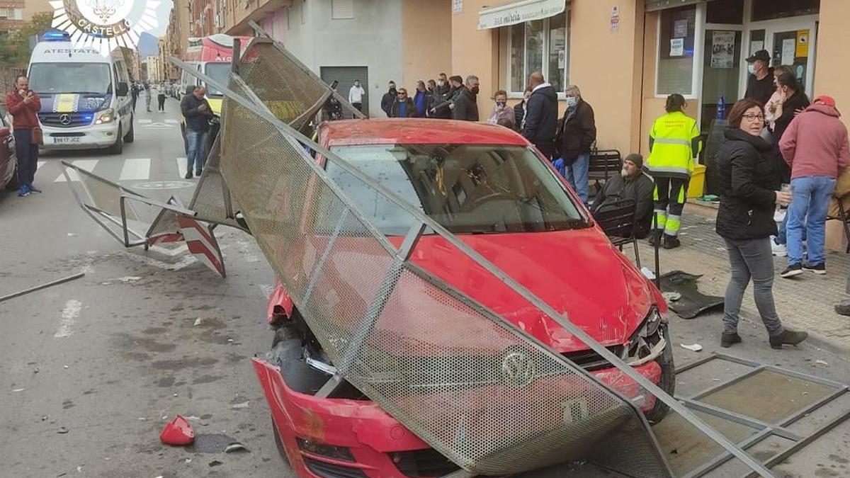 El coche que ha provocado el accidente se ha quedado atrapado en la estructura metálica del bar.