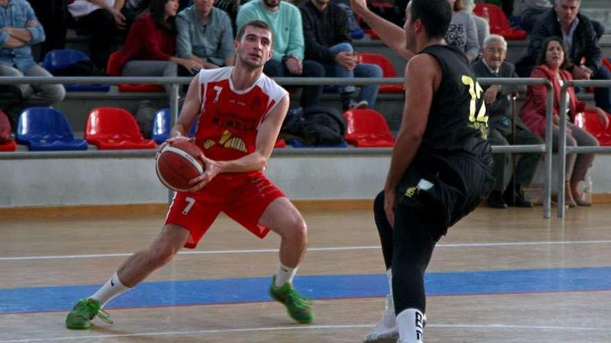 Luis, en una de las jugadas del partido celebrado ayer. // Bernabé/J. Carlos Asorey