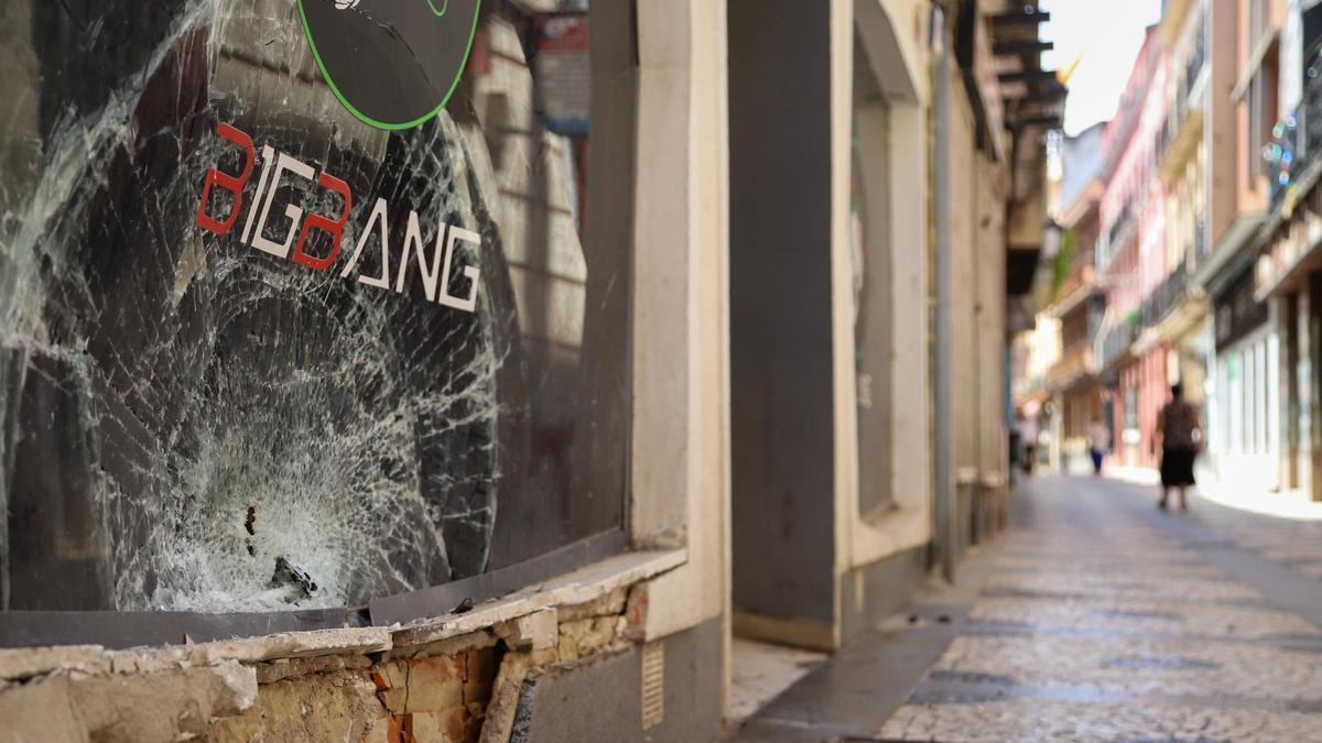 Estado en el que quedó la fachada del antiguo bar de la calle San Juan después del choque del vehículo policial.
