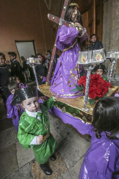 Los más pequeños celebran el Viernes de Dolores en Orihuela