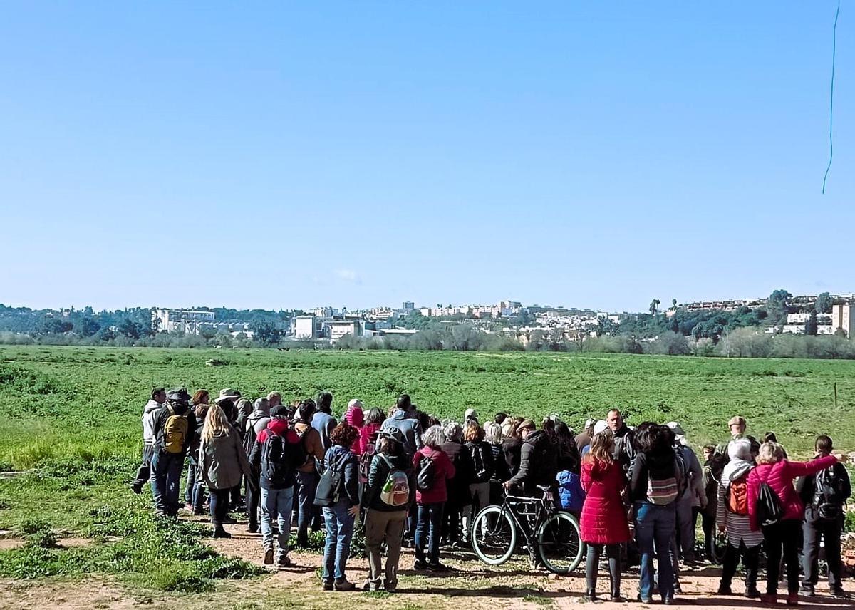 Concentración de los integrantes de la plataforma 'Mesa por Tablada'.