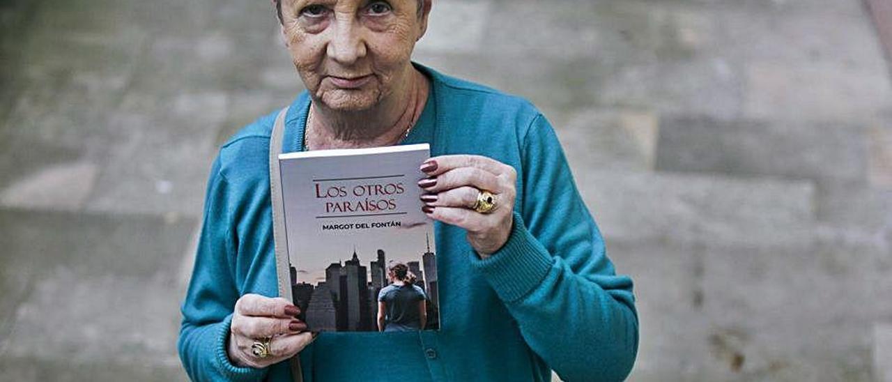 Margarita Fernández, &quot;Margot del Fontán&quot;, con su nuevo libro.