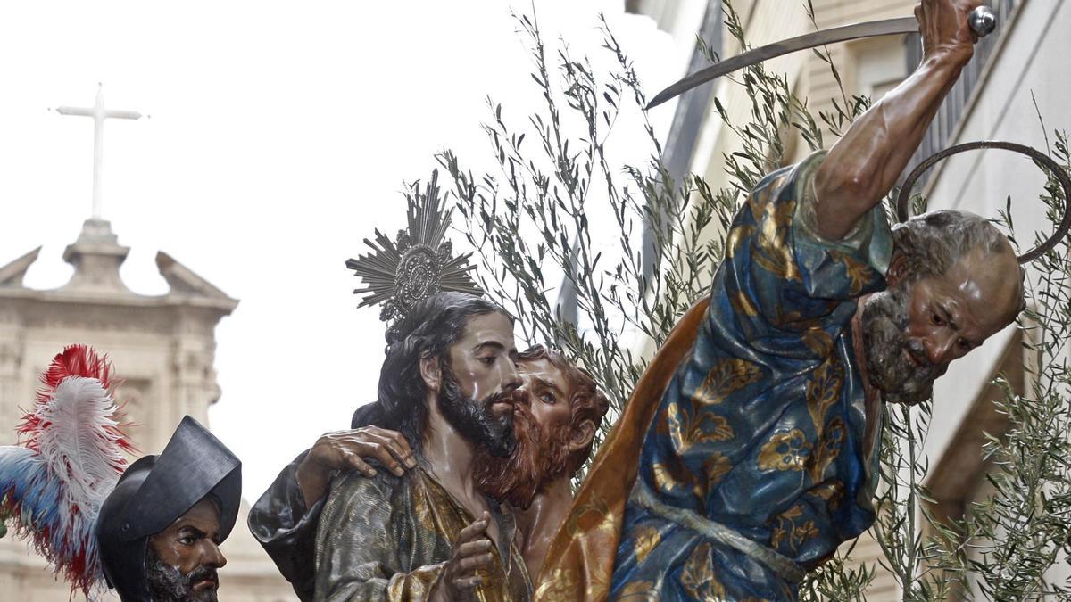 Detalle del tercer paso de los que salen en la procesión 'morada' el Viernes Santo en Murcia.
