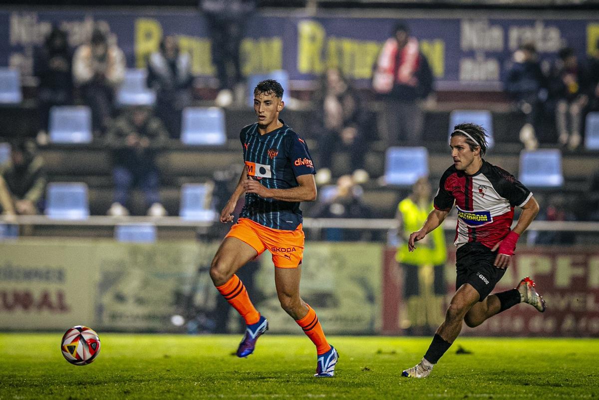 Iranzo, en un partido con el filial del Valencia.