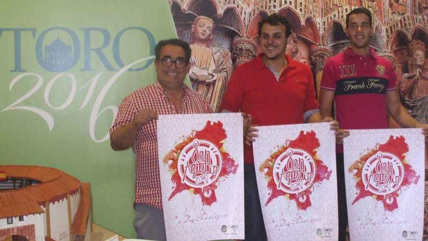 Juan Antonio Rodríguez (izquierda), Tomás del Bien (centro) y Álvaro González, presentan el cartel. Foto