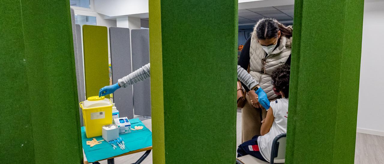 Un niño recibe la vacuna frente al coronavirus en un colegio de la zona de Benidorm