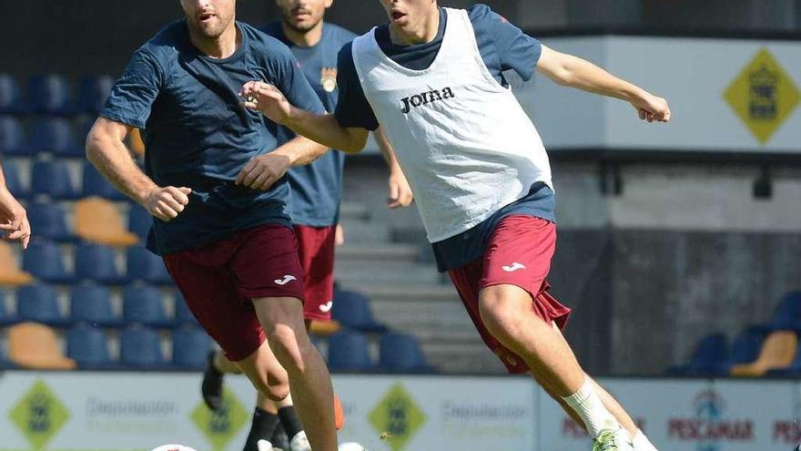 Lezcano pugnando por un balón con Álex González durante un entrenamiento. // Rafa Vázquez