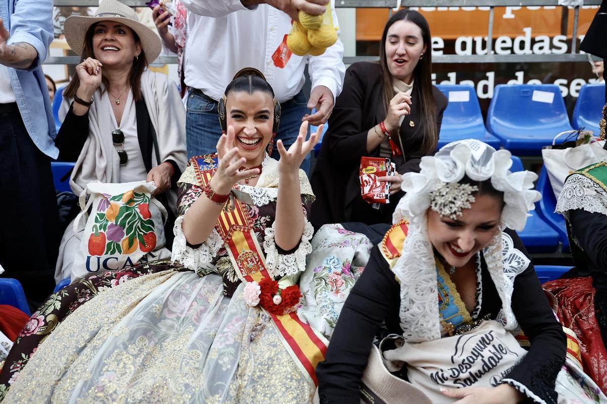Carmen y Marta disfrutan de un desfile que alimenta: el Bando de la Huerta