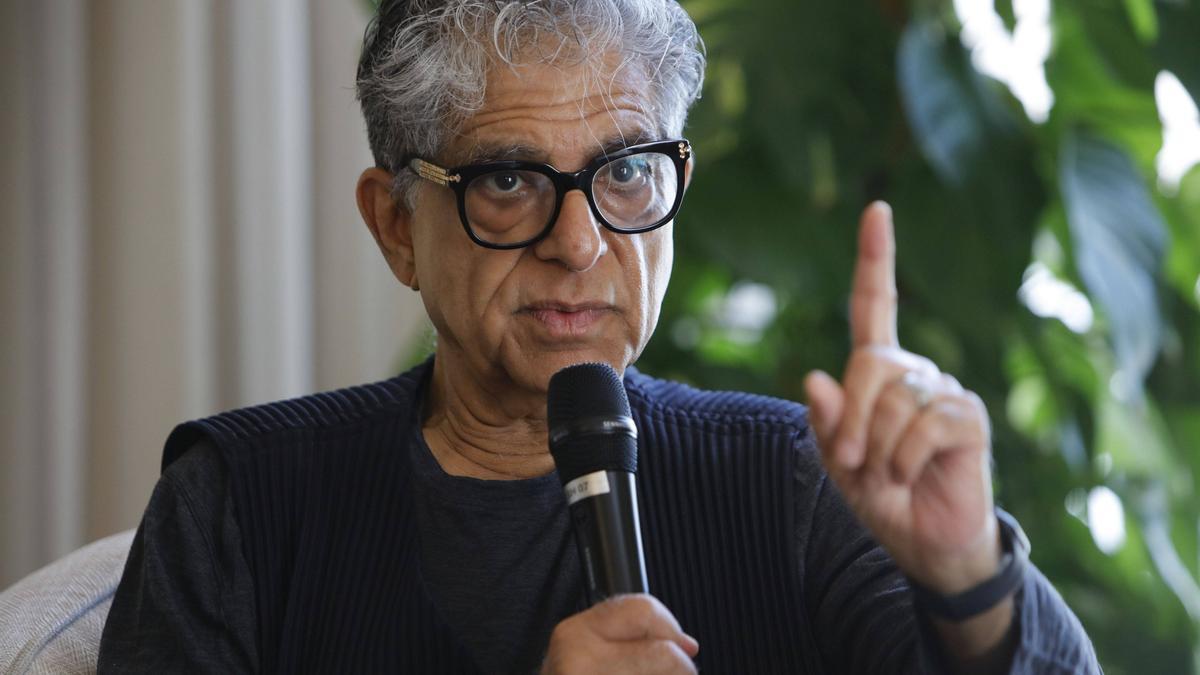 Deepak Chopra bei der Pressekonferenz auf Mallorca