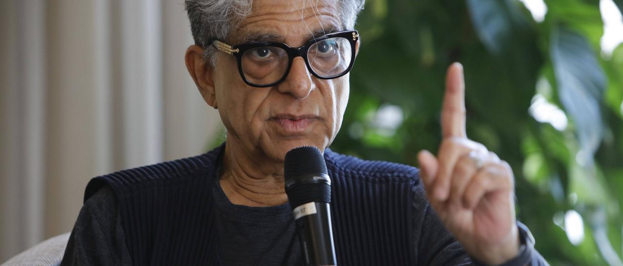 Deepak Chopra bei der Pressekonferenz auf Mallorca