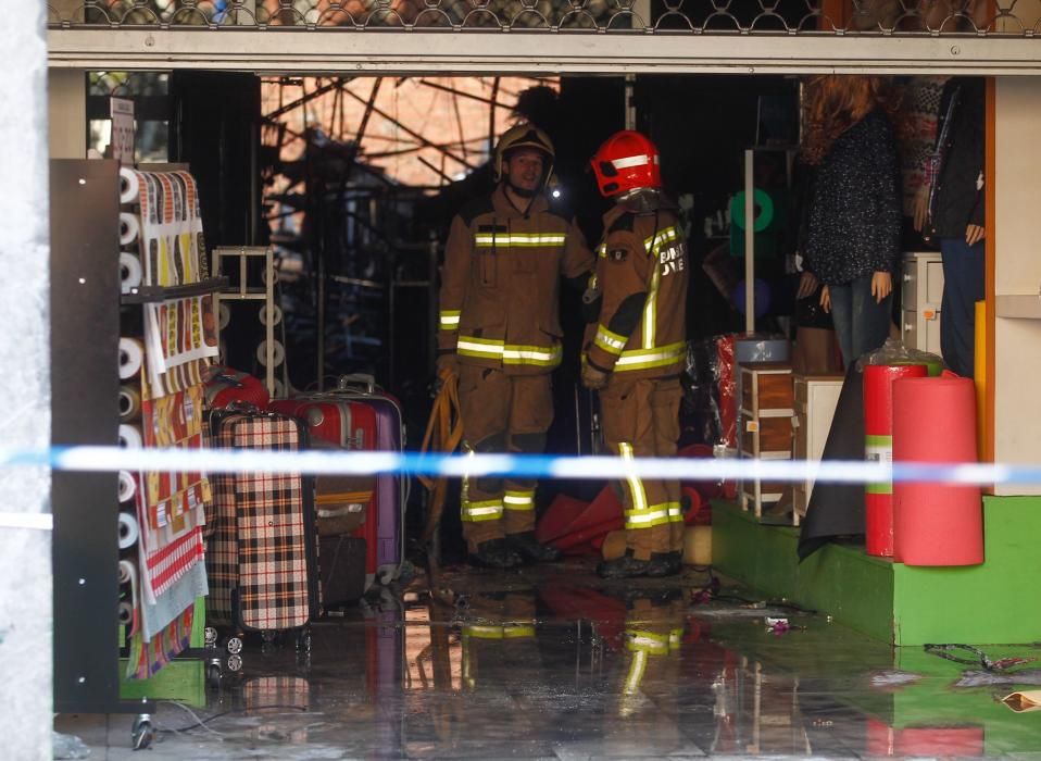Vecinos, Bomberos y Policías en el edificio quemado en Pumarín.