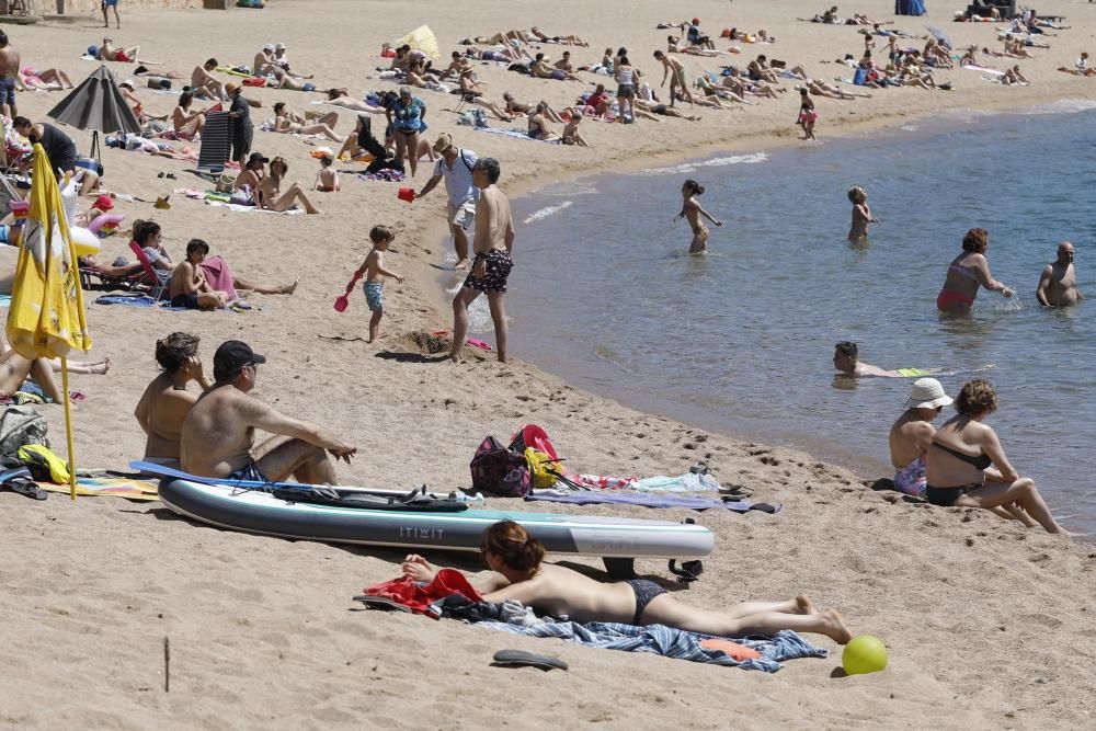 Les altes temperatures omplen de banyistes la Costa Brava