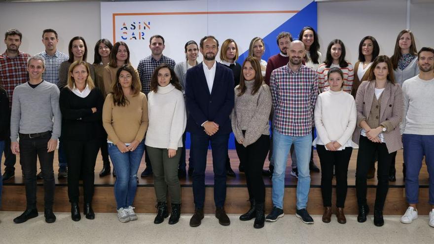 Juan Díaz, director gerente y responsable de Innovación de Asincar, con los miembros de su equipo. | |  PABLO SOLARES