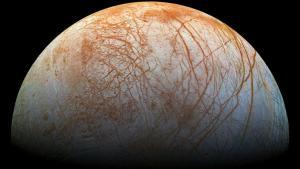 Aquí pueden apreciarse las rayas rojas en la superficie de Europa, una de las lunas de Júpiter. El descubrimiento de nuevos tipos de hielo salado podría explicar el material de estas rayas y revelar la composición del océano cubierto de hielo de Europa.