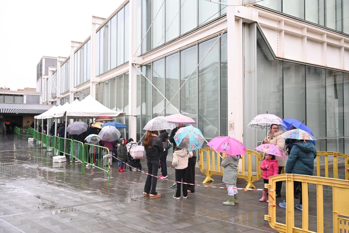 Colas bajo la lluvia en Elche para ver a los Reyes en el Campamento Real