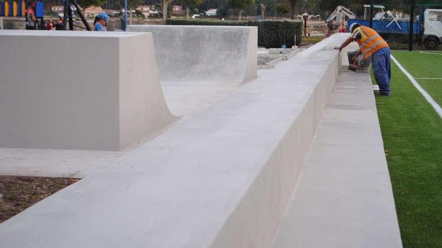 La zona de minigolf y la cancha de fútbol con hierba artificial. // Muñiz