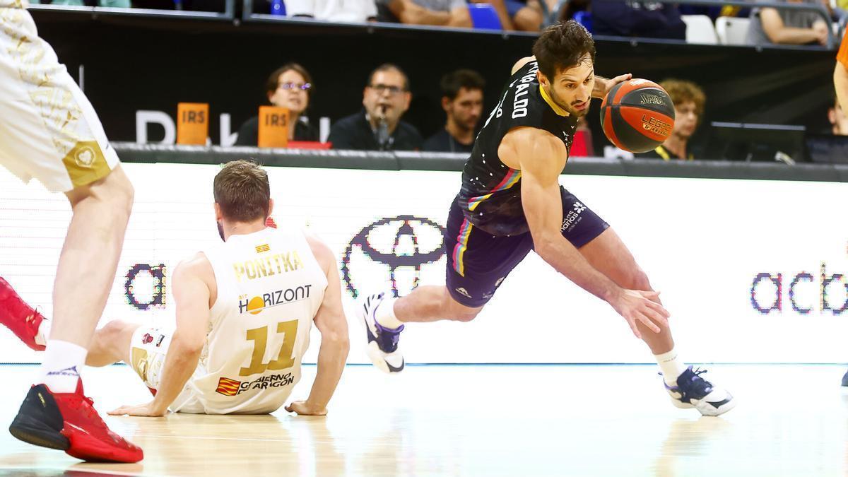 Bruno Fitipaldo deja atrás a Marcel Ponitka.