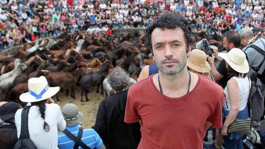 Rodrigo Sorogoyen, en la tarde de ayer, con el curro de Sabucedo de fondo.  // Bernabé/Juan Carlos Asorey