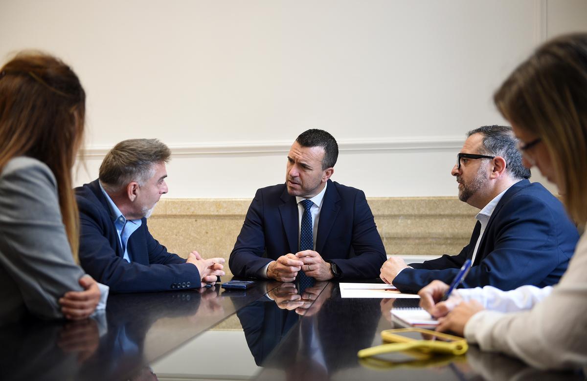 Mompó entre Nicolás Pérez y Rubén Molina, durante su reunión.