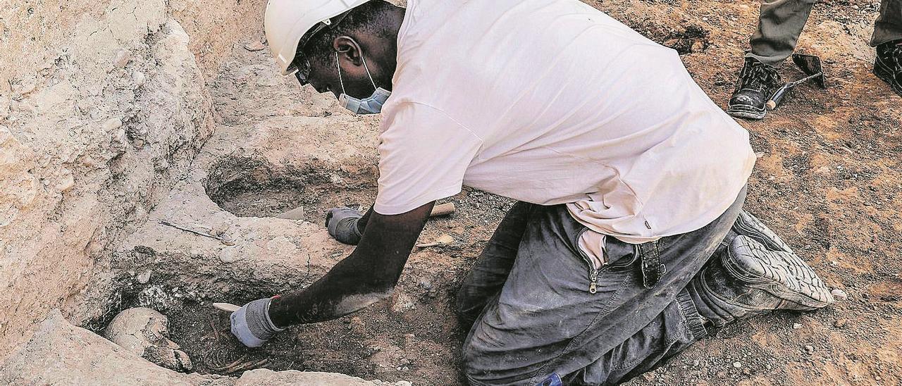 Enterramientos de niños y adolescentes del siglo XIIIhallados entre la muralla y la barbacana.