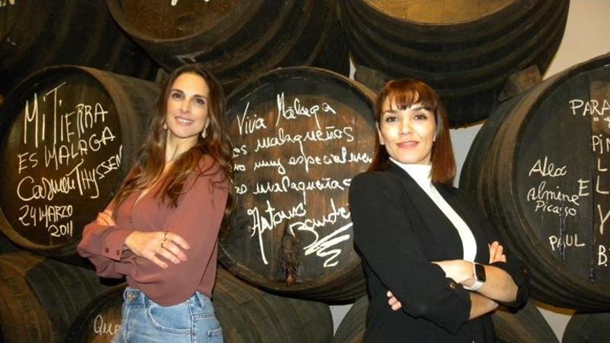 Nuria Fergó y Eva Manjón, en el barril de El Pimpi firmado por Antonio Banderas