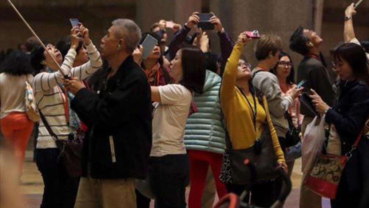 Turistas asiáticos en el interior de la Sagrada Família, el miércoles.