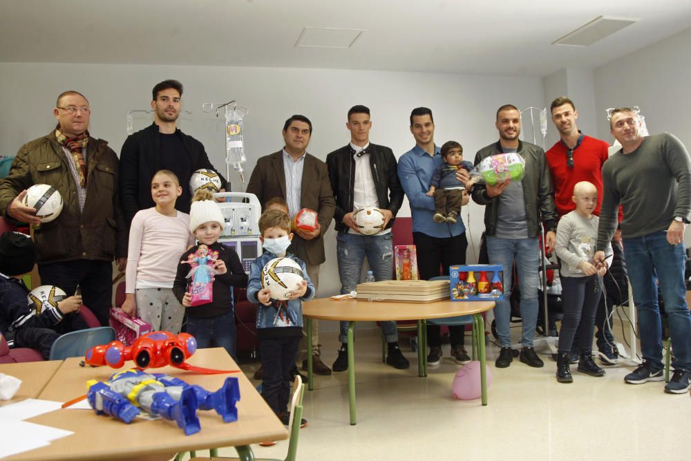 Varios jugadores de la Federación Murciana de Fútbol han visitado a los niños ingresados en La Arrixaca.