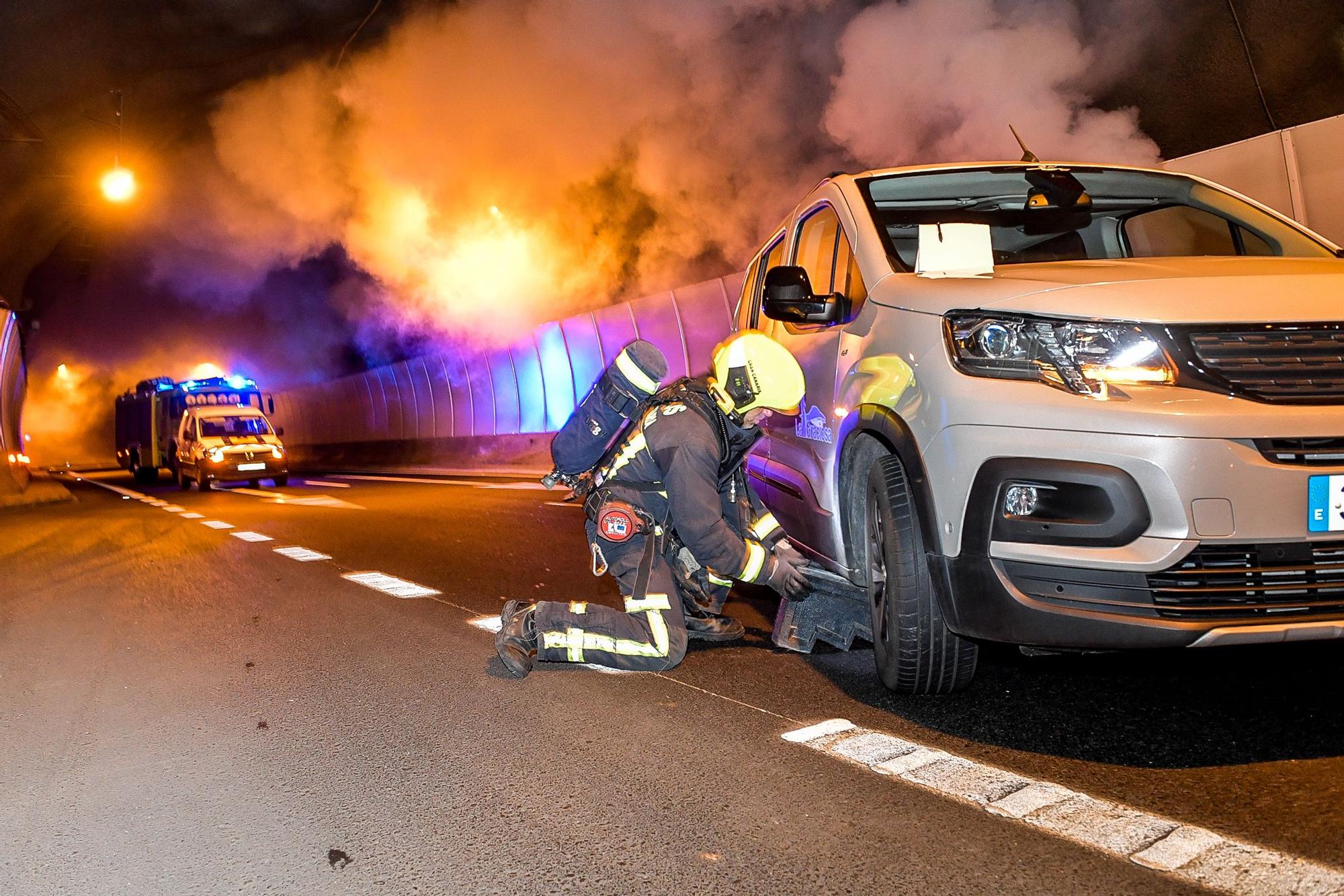 Simulacro de incendio de un vehículo en el interior del túnel de Mogán