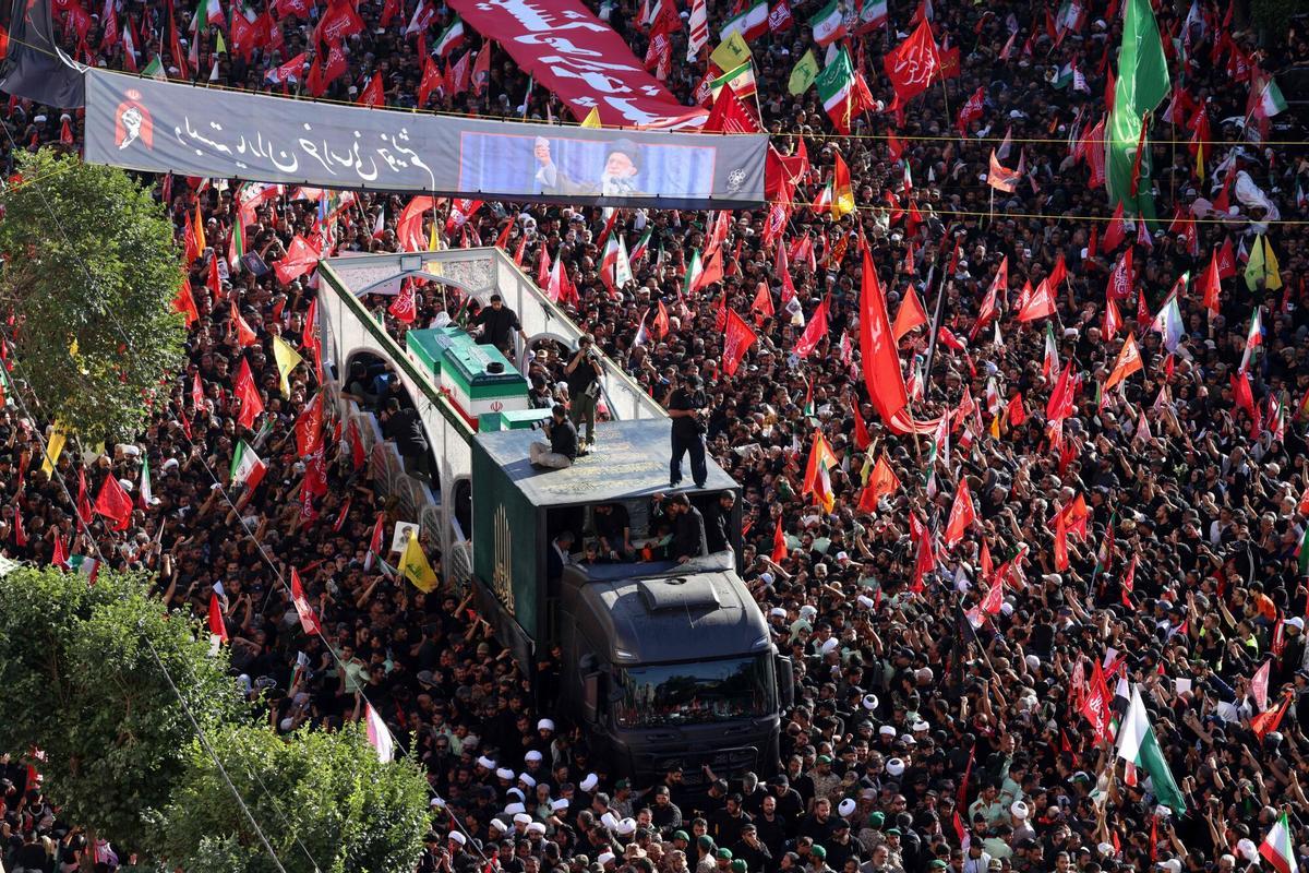 Multitudes de dolientes rodean el convoy que lleva los ataúdes del líder supremo asesinado de Irán, Ali Khamenei, y miembros de su familia durante una procesión fúnebre, antes de ser enterrado en el Santuario del Imam Reza, el lugar de culto más venerado de Irán, en Mashhad el 9 de julio de 2026. Multitudes de dolientes rodean el convoy que lleva los ataúdes del líder supremo asesinado de Irán, Ali Khamenei, y miembros de su familia durante una procesión fúnebre, antes de ser enterrado en el Santuario del Imam Reza, el lugar de culto más venerado de Irán, en Mashhad el 9 de julio de 2026.