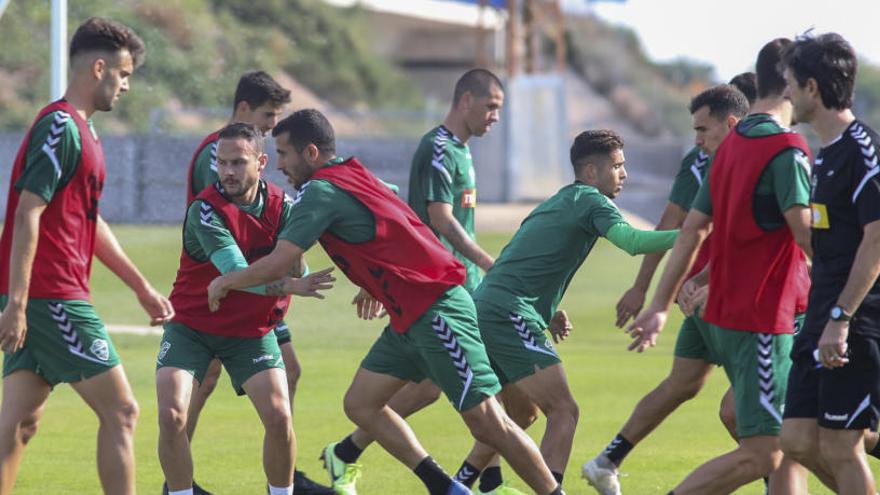 Pacheta dando instrucciones en un entrenamiento