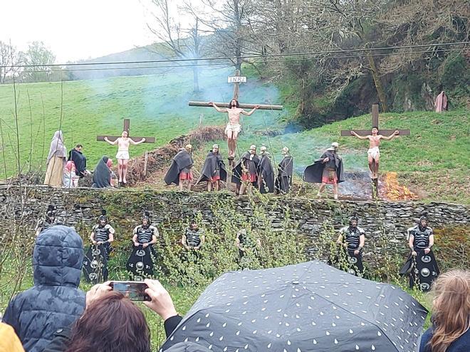 EN IMÁGENES | Vía crucis viviente en Villanueva de Oscos