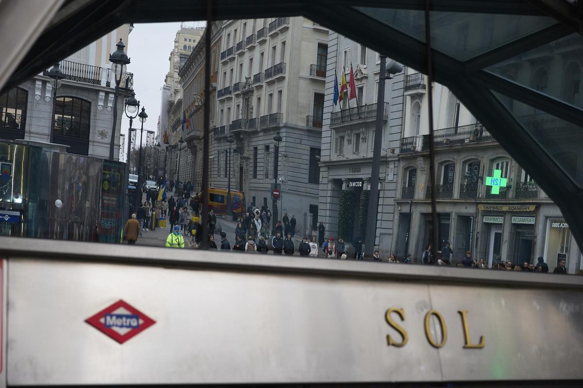 Archivo - Entrada de la estación de Sol de Cercanías