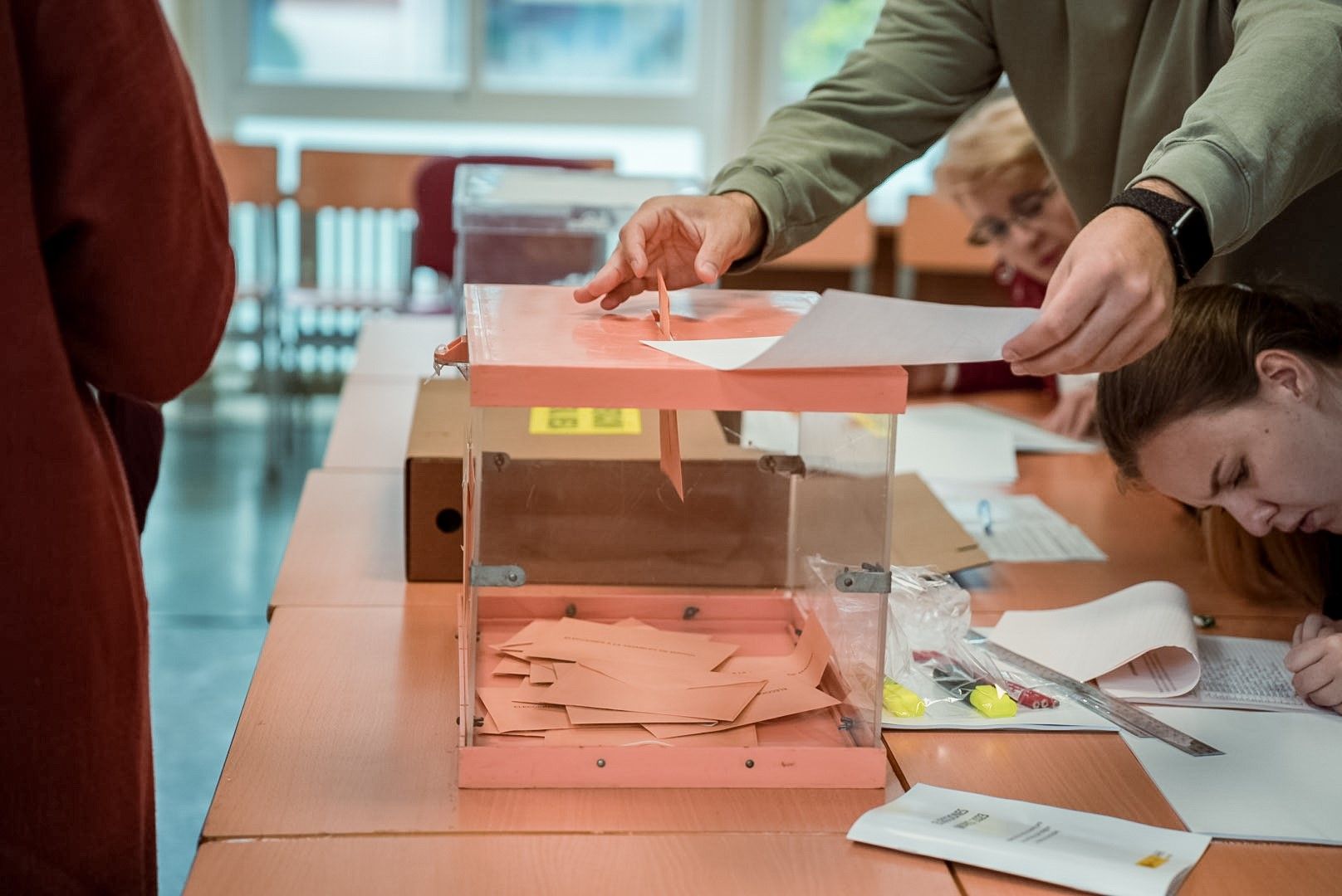 Una persona vota en un colegio electoral, a 28 de mayo de 2023.