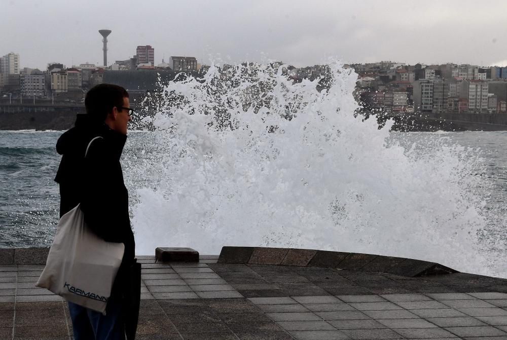 La costa de A Coruña, en alerta naranja por oleaje