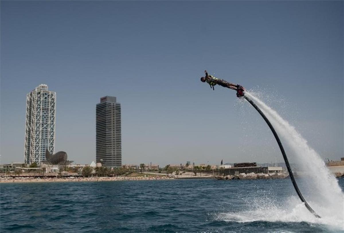 Dani García, monitor de ’flyboard’ a Corsa Náutica, practica l’esport a la platja de la Barceloneta, el 5 d’agost. Dani García, monitor de ’flyboard’ a Corsa Náutica, practica l’esport a la platja de la Barceloneta, el 5 d’agost.