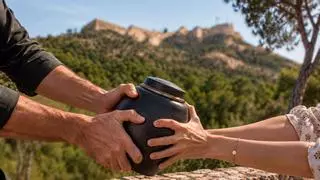 Dos hermanos de Alicante se enfrentan en los juzgados por las cenizas de su madre