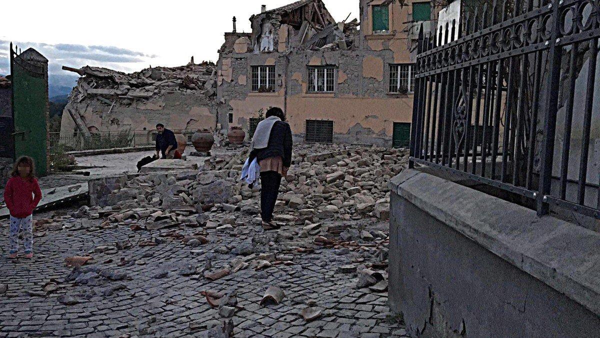 ITA02. AMATRICE (ITALIA), 24/08/2016.- Fotografía de viviendas afectadas luego de un terremoto de 6.2 de magnitud hoy, miércoles 24 de agosto de 2016, en Amatrice (Italia). Tres personas fallecieron hoy en Italia, dos en la localidad de Pescara del Tronto, en la Región de Marcas, y otra en Accumoli, en la región del Lacio, como consecuencia de un terremoto de 6 grados en la escala abierta de Richter que ha sacudido el centro del país. Los fallecidos en Pescara del Tronto son una pareja de ancianos, según los medios locales que citan fuentes de los Carabineros. EFE/EMILIANO GRILLOTTI