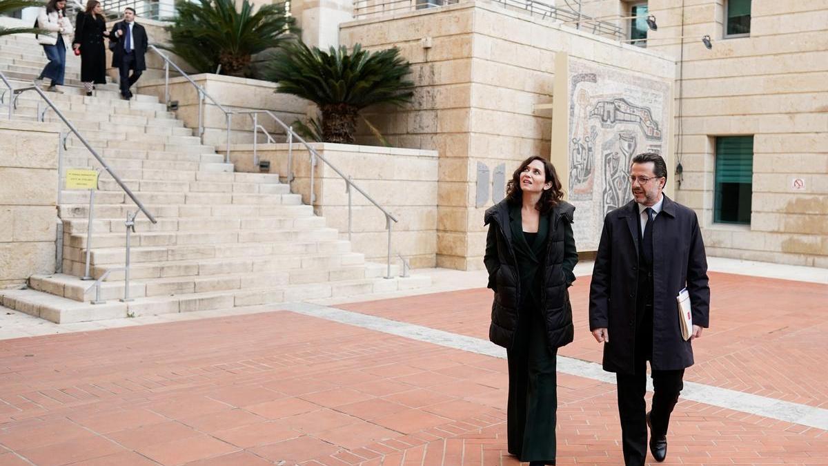 Isabel Díaz Ayuso junto al consejero de Economía y Hacienda, Javier Fernández-Lasquetty, durante su visita a Jerusalén.