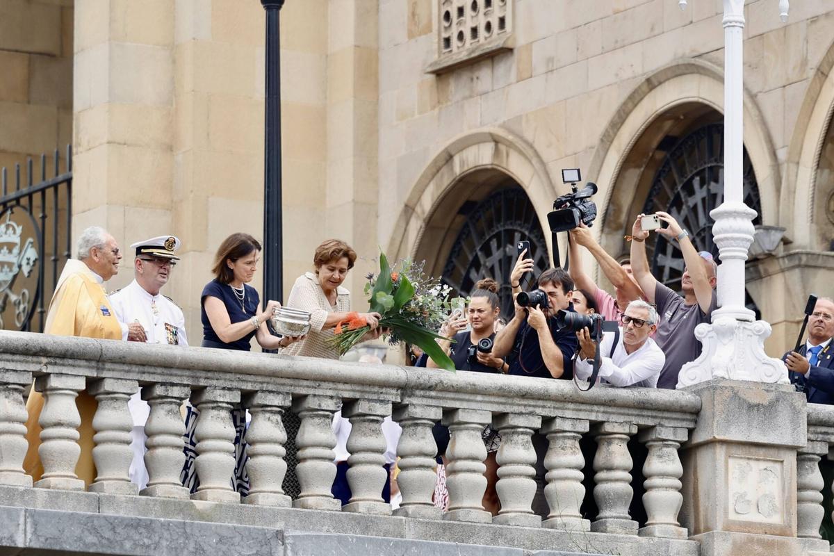 Alcaldesa, Carmen Moriyón, y el concejal de Relaciones Institucionales y Juventud, Jorge González-Palacios, asisten a la ofrenda floral a la Virgen del Carmen, patrona de La Armada.