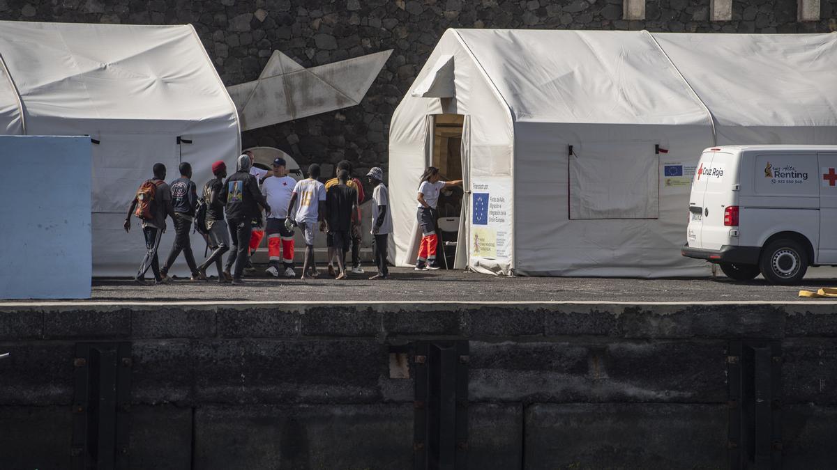 Migrantes desembarcan de un cayuco a su llegada al puerto de La Restinga