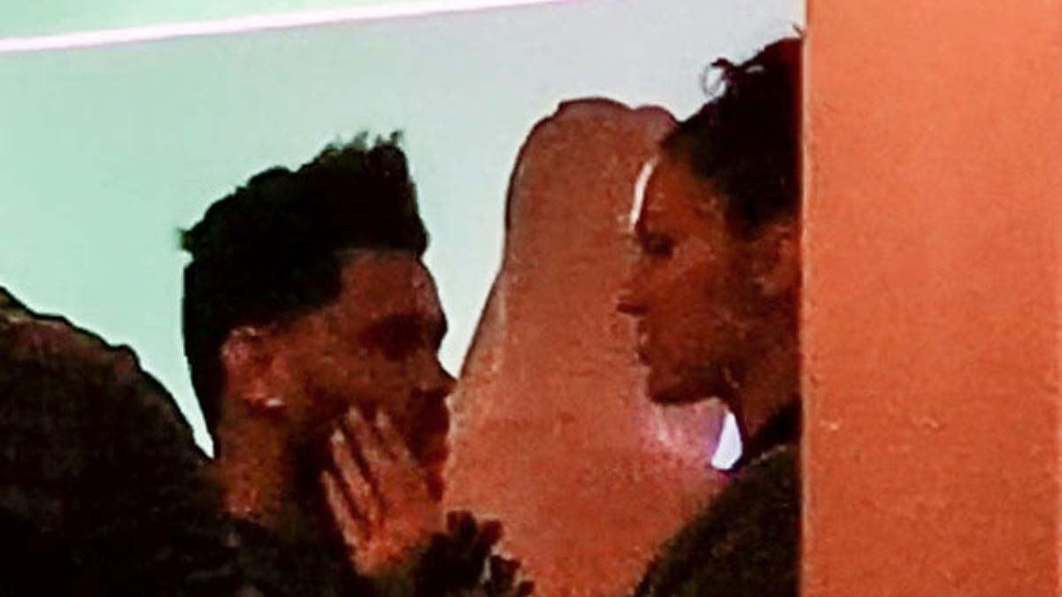 Bella Hadid y The Weeknd pillados besándose en una fiesta privada en Cannes